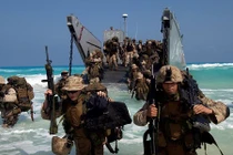 Hậu cần Mỹ "sấp mặt" phục vụ Thủy quân lục chiến trước khi đổ bộ