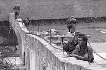 Tròn 30 năm bức tường biểu tượng của Chiến tranh Lạnh bị kéo sập