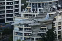 Thất kinh chiến đấu cơ Australia diễu hành giữa "rừng"... nhà cao tầng