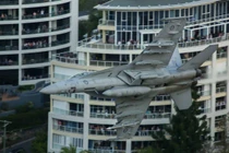 Thất kinh chiến đấu cơ Australia diễu hành giữa "rừng"... nhà cao tầng