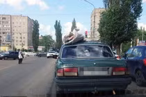 Kinh hoàng xác chết được chất lên nóc ô tô chạy giữa phố