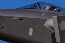 Mổ xẻ loạt chi tiết lạ trên máy bay tàng hình J-20 của Trung Quốc