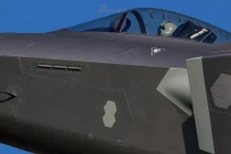 Mổ xẻ loạt chi tiết lạ trên máy bay tàng hình J-20 của Trung Quốc