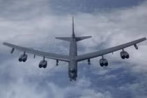 Mỹ triển khai máy bay B-52 tới Anh: Định "vuốt mặt" ai?