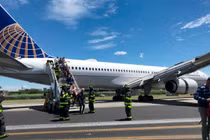 Máy bay Mỹ chở 166 hành khách bị trượt khỏi đường băng vì xịt lốp