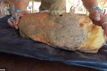 Thái Lan: Dạo bãi biển, nhặt được vật quý 10kg, giá hơn 11 tỉ đồng?