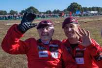 Cựu binh hơn 90 tuổi vẫn nhảy dù mừng ngày kỷ niệm ở Hà Lan