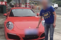Nghe lời thầy bói, tài xế mới mua xe sang Porsche gặp vạ ở Trung Quốc