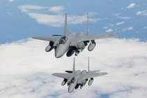 Triều Tiên dựng mô hình F-15K của Hàn Quốc để… tập ném bom?