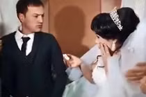 Bị trêu đùa, chú rể tát cô dâu ngã dúi dụi trong lễ cưới 