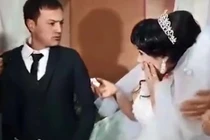 Bị trêu đùa, chú rể tát cô dâu ngã dúi dụi trong lễ cưới 