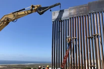 Người nhập cư cưa hàng rào thép ở biên giới để vào Mỹ