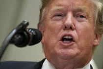 Tổng thống Trump bị bất ngờ bị tố hành động như một "vị vua"