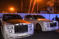 Ngắm cặp Rolls-Royce Phantom mạ vàng của đại gia Thái Nguyên