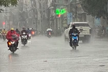 Mưa “vàng” xối xả, đường phố Sài Gòn thông thoáng dù giờ cao điểm