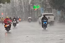 Mưa “vàng” xối xả, đường phố Sài Gòn thông thoáng dù giờ cao điểm