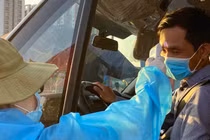 COVID-19: 24 giờ “căng mình” kiểm soát ở các cửa ngõ TP HCM