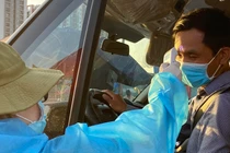COVID-19: 24 giờ “căng mình” kiểm soát ở các cửa ngõ TP HCM