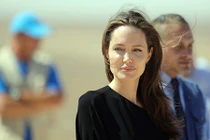 Điều ít biết về bệnh liệt nửa mặt Angelina Jolie mắc phải