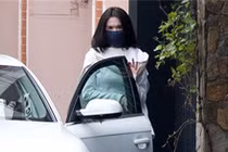 Nắng mấy cũng chào thua cách bảo vệ da bá đạo của Ngọc Trinh