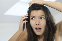 Tai hại không ngờ từ thói quen nhổ tóc bạc