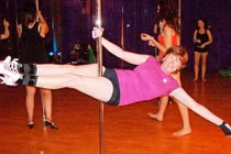 Bà ngoại 63 tuổi múa cột điêu luyện gợi cảm hơn gái 20