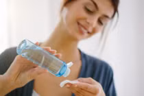 Dùng nước hoa hồng kiểu này bảo sao da mặt càng ngày càng xấu