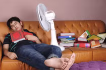 Bật quạt xối thẳng vào người khi ngủ: Thói quen nguy hiểm