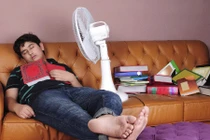 Bật quạt xối thẳng vào người khi ngủ: Thói quen nguy hiểm