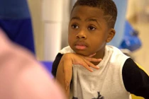 Sức sống kỳ diệu của cậu bé đầu tiên được ghép cả hai tay