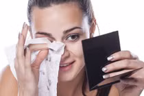 Dùng giấy ướt đúng cách để tránh mang bệnh vào người