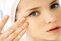 Ngủ dậy thấy dấu hiệu gỉ mắt này cần phải đi khám ngay