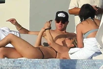 Jennifer Aniston và người tình dính nhau như sam trên bãi biển