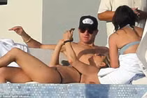 Jennifer Aniston và người tình dính nhau như sam trên bãi biển