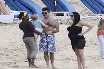 Simon Cowell hạnh phúc sắp làm cha ở tuổi 54