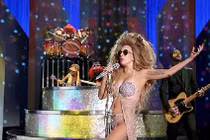 Lady Gaga ướt át bên bạn diễn 