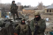 Nhận hàng chục xe tăng: Kiev chuẩn bị tấn công?