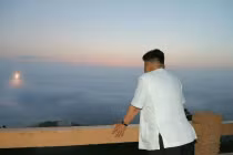 Ông Kim Jong-un xem phóng tên lửa chiến lược