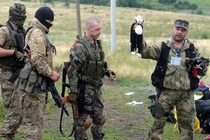 Sự thật về Tự vệ miền đông “hôi của” nạn nhân MH17