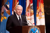 Cựu BTQP Robert Gates: Mỹ nên phản ứng cứng rắn hơn với Nga