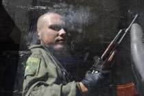 Ukraine giao tranh với lực lượng bọc thép ly khai gần Nga