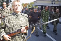 Ukraine diễu binh ở Kiev, ly khai diễu tù binh ở Donetsk