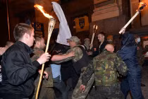 Tự vệ Maidan ẩu đả với người biểu tình cánh hữu tại Kiev