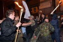 Tự vệ Maidan ẩu đả với người biểu tình cánh hữu tại Kiev