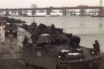 Tại sao NATO quyết tâm đấu “võ mồm” với Nga?