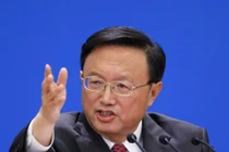 Dương Khiết Trì lại phát ngôn “ngây thơ cụ”... cướp “đất” Biển Đông