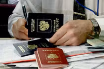 Dân Ukraine ùn ùn nhập cảnh vào Nga