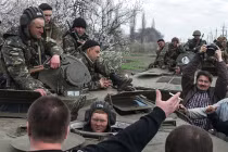 Dân Slavyansk lập hàng rào "người" chặn Quân đội Ukraine