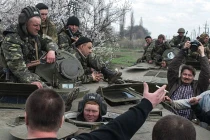 Dân Slavyansk lập hàng rào "người" chặn Quân đội Ukraine