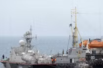 Thiếu tàu kéo, 60 chiến hạm Ukraine vẫn còn ở Crimea